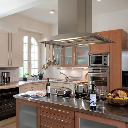 Costasanti Βίλα Λατζίζε