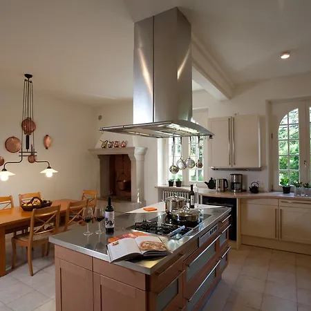 Costasanti Λατζίζε